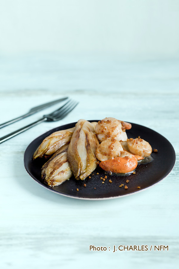 Recette Coquille Saint-Jacques poêlées au pain d'épices et endives braisées au miel