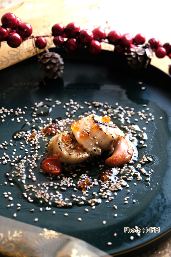 Recette de Noix de coquilles Saint-Jacques de Normandie brûlées au caramel de miso, oeufs de truite, vinaigrette au sésame